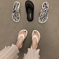 Herringbone slippers female outside wearing 2021 Summer new soft-bottom anti-slip clip toe fashion 100 hitch tide beach cool tug