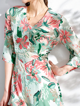 The 2021 new spring and summer fashion goddess van graffiti powder green color gathering dress