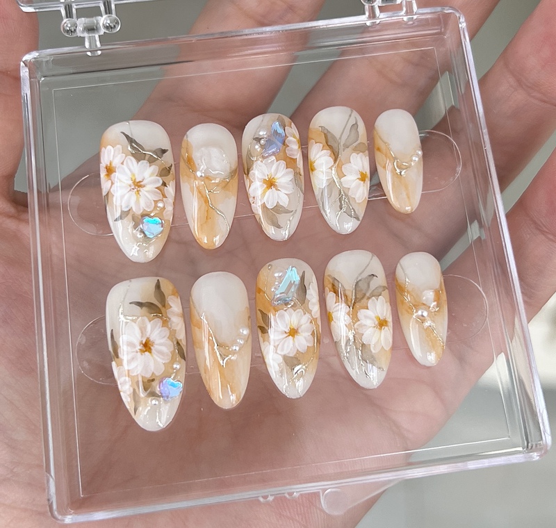 Daisy Hand-Painted Gradient Press-On Nails