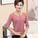 Mùa xuân trung niên sọc áo thun nữ cotton cổ chữ V mẹ dài tay áo sơ mi nữ màu đen và trắng nhỏ