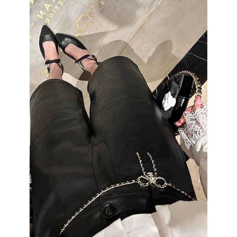 Fanfan "The King of Matching!!" High-Quality Pu Leather Mid-Length Pants, Slimming Straight-Leg Shorts. Fanfan "The King of Matching!!" High-Quality Pu Leather Mid-Length Pants, Slimming Straight-Leg Shorts.