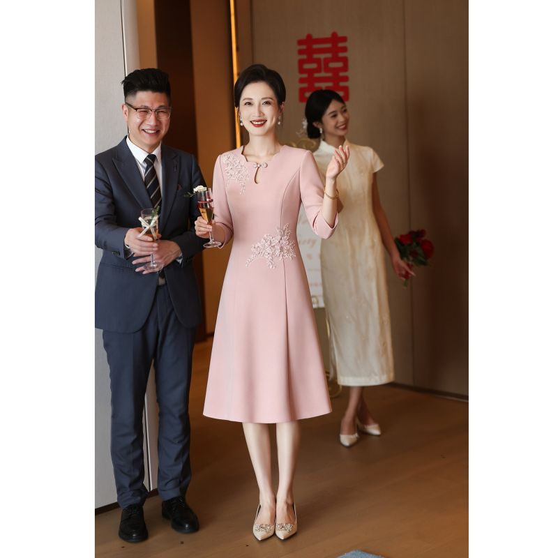 Pink Mother-Of-The-Bride Wedding Banquet Cheongsam 2026 New Summer Plus Size Elegant Young Petite Mother-In-Law Dress Pink Mother-Of-The-Bride Wedding Banquet Cheongsam 2026 New Summer Plus Size Elegant Young Petite Mother-In-Law Dress