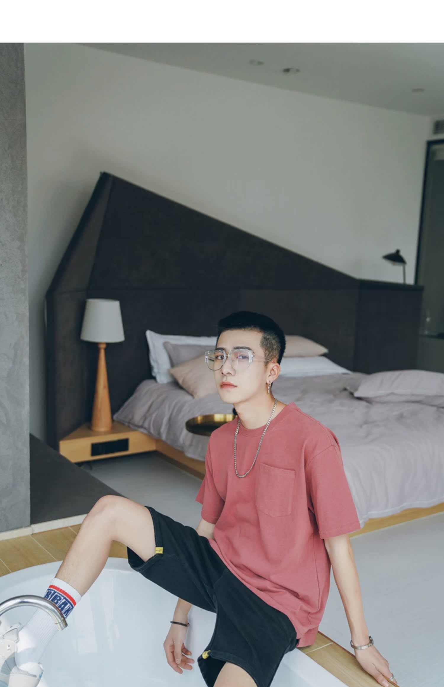 Bốn mươi chín ngày hè mùa hè áo thun ngắn tay nam màu rộng, cổ rộng, trắng, áo thun trắng thời trang Hàn Quốc áo thun trơn