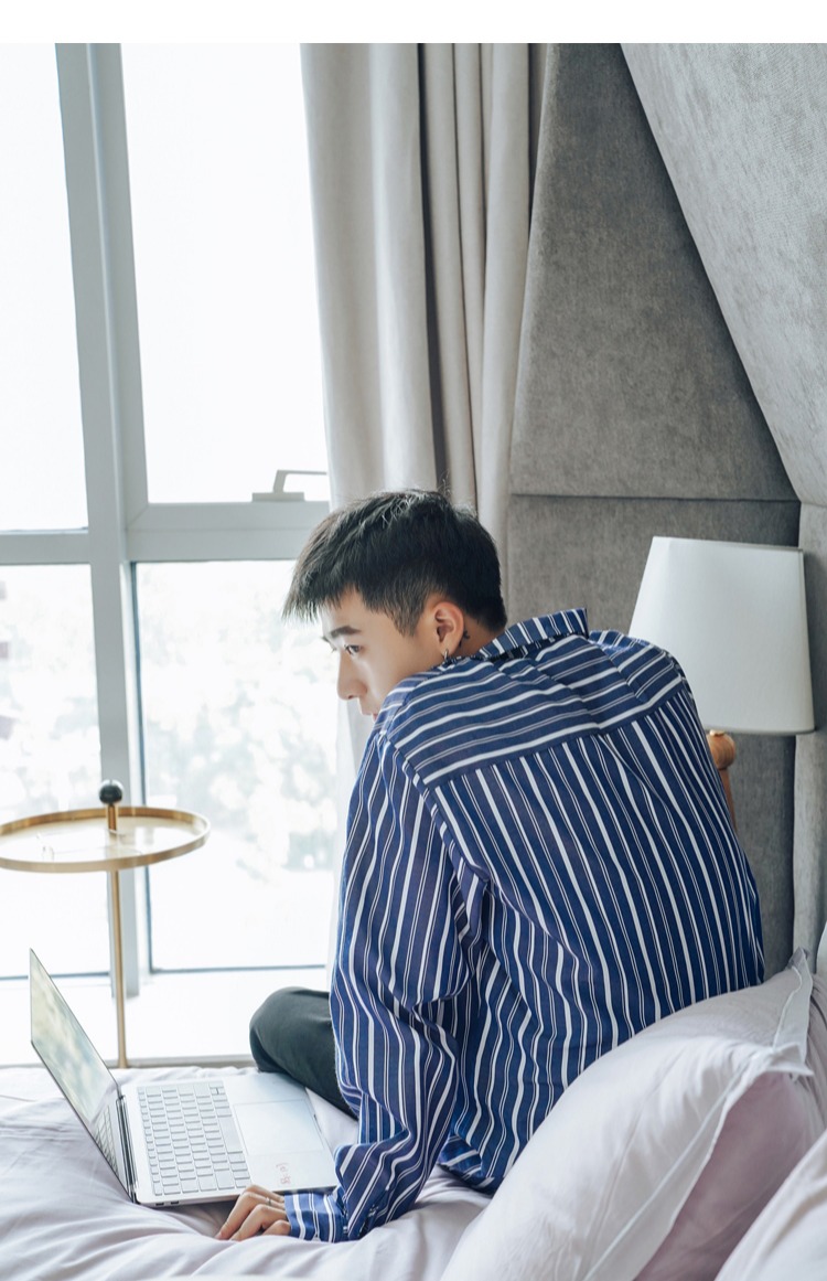 2018 mùa thu mới nhỏ mới sọc áo thun xu hướng rộng rãi áo sơ mi dài tay nam mùa xuân và quần áo mùa thu sơ mi trắng nữ