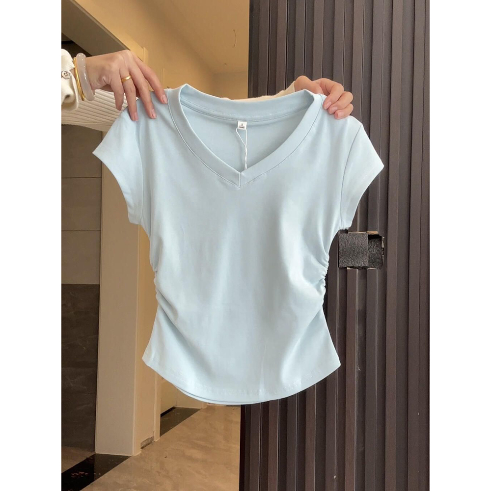 ミルクブルーのVネック、ガーリッシュストレートショルダーTシャツ、2025年夏、カードウエストプリーツスリムトップス、女性ニッチ、ホットガール、半袖