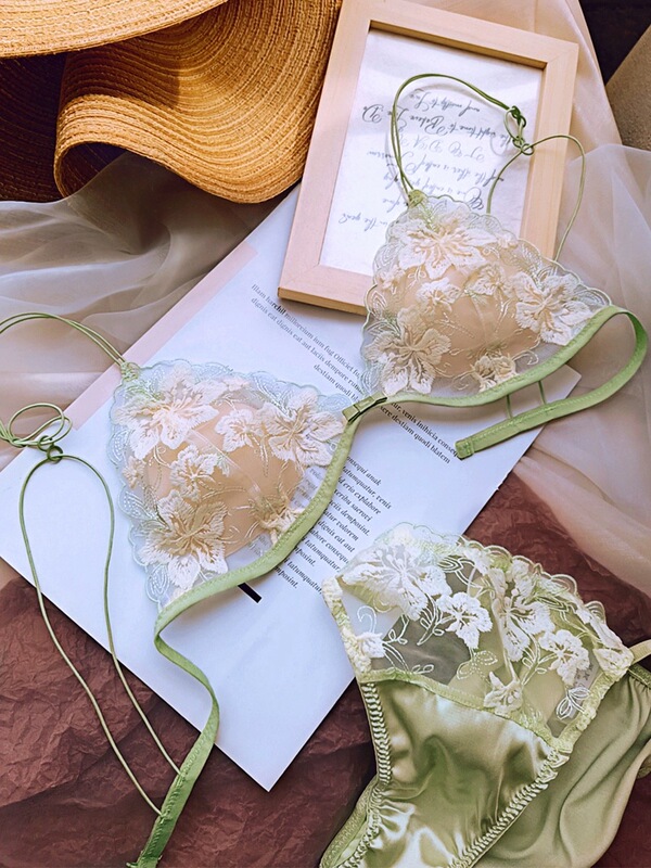 French-Style Sexy Pure Desire Thin Strap Small Chest Lace Beautiful Back Bra No Underwire Ultra-Thin Triangle Cup Lingerie Set for Young Women