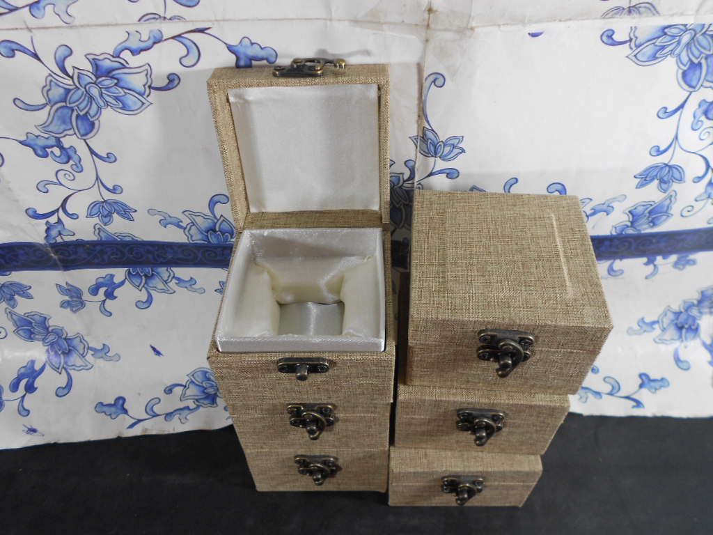 Over 50 yuan, stone seal brocade box, beautiful and elegant, linen (lined with white) 5 5*8*8