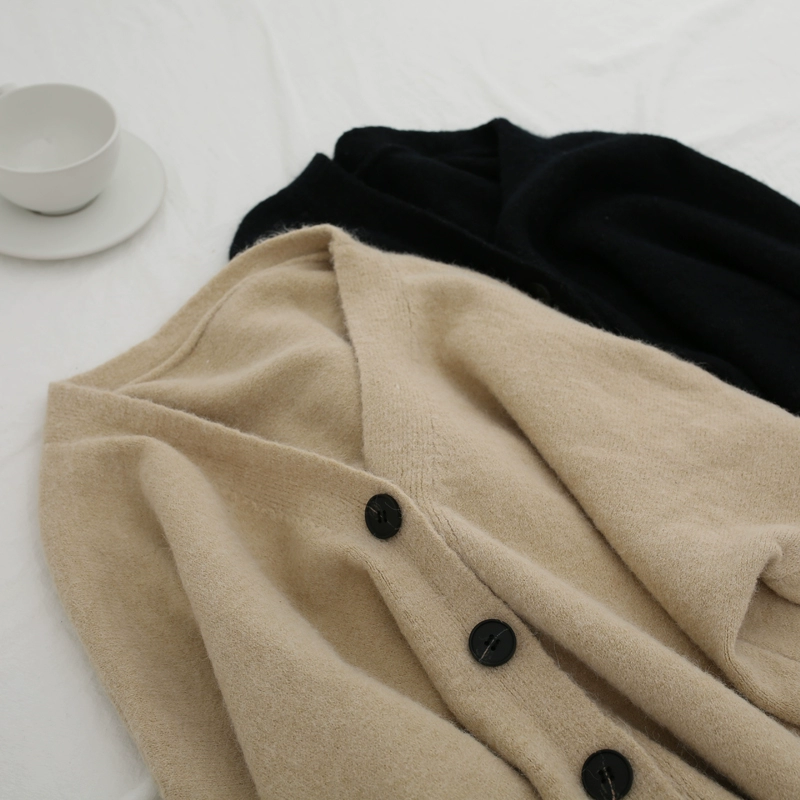 Áo len len màu ấm áp mềm mại với một kết cấu mềm mại. Áo khoác đan dày màu hoang dã.