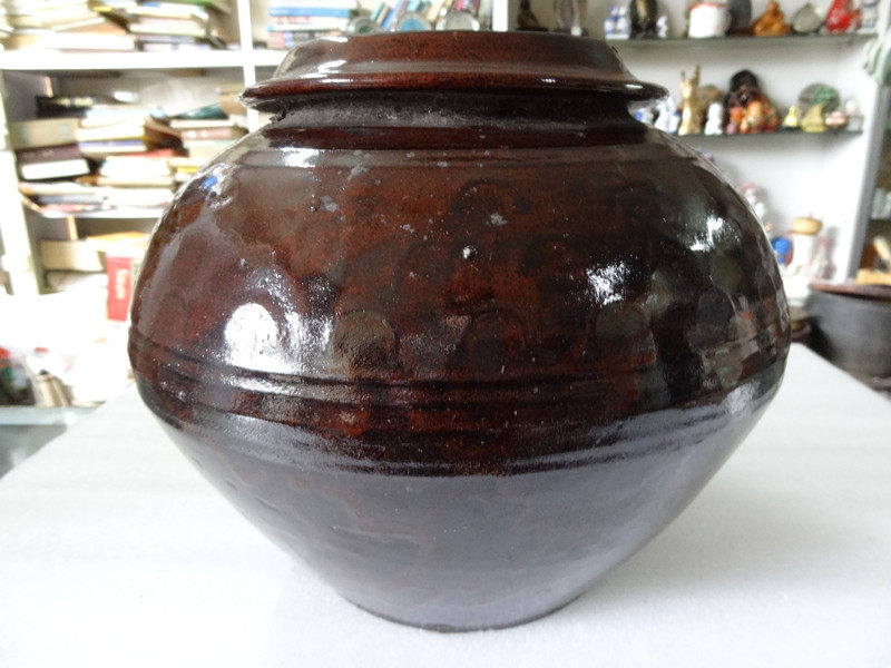 Antique collection Cultural Revolution inspirational thrift and thrifty with old pottery porcelain pot pottery 