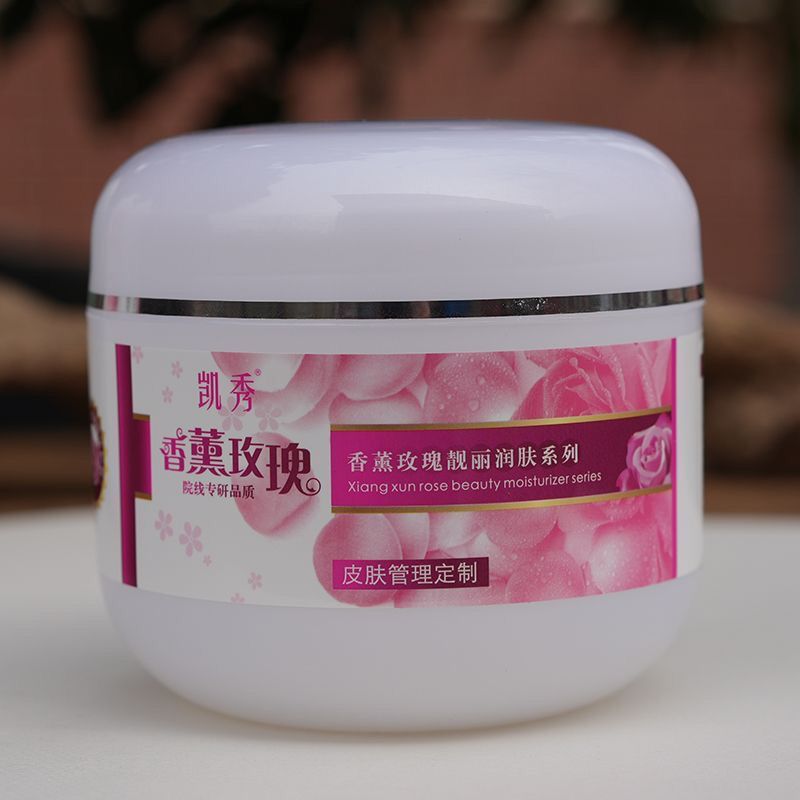 面部护理的秘密武器：探索按摩霜与精华的双重奥秘