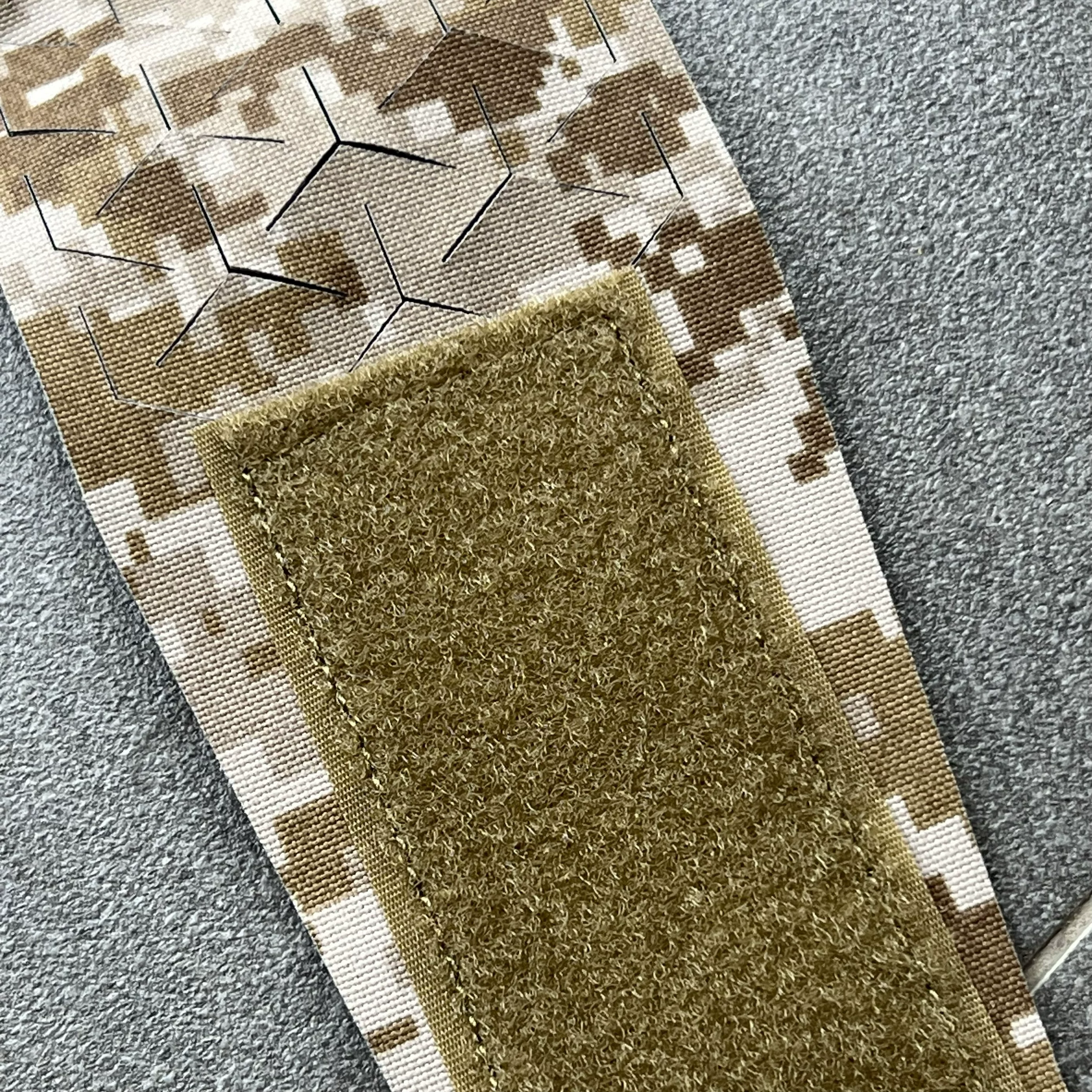 Accesorio táctico Pangolin Flap MK4 en patrón AOR/MC