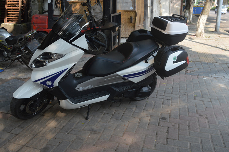 Qianjiang Benelli bạc lưỡi bên hộp BJ250T-8 hộp đặc biệt bên xe máy Qianjiang bên đuôi hộp thân cây hộp đựng đồ xe winner