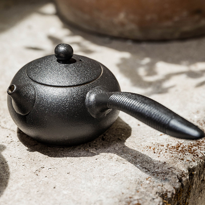 Teapot Single pot tea Japanese coarse pottery side handle pot Zen style household ceramics Retro style black pottery Kung Fu tea Simple
