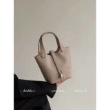 Xiaorui Liangbag/Высококачественная версия, Lychee Pattern Мягкая кожаная овощная корзина Сумка сумка женская сумка 2025 Новая сумка ведра