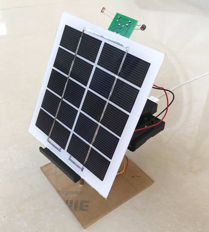 Solar panel power generation tracking controller Mobile phone mobile charger Treasure electronics DIY technology small production