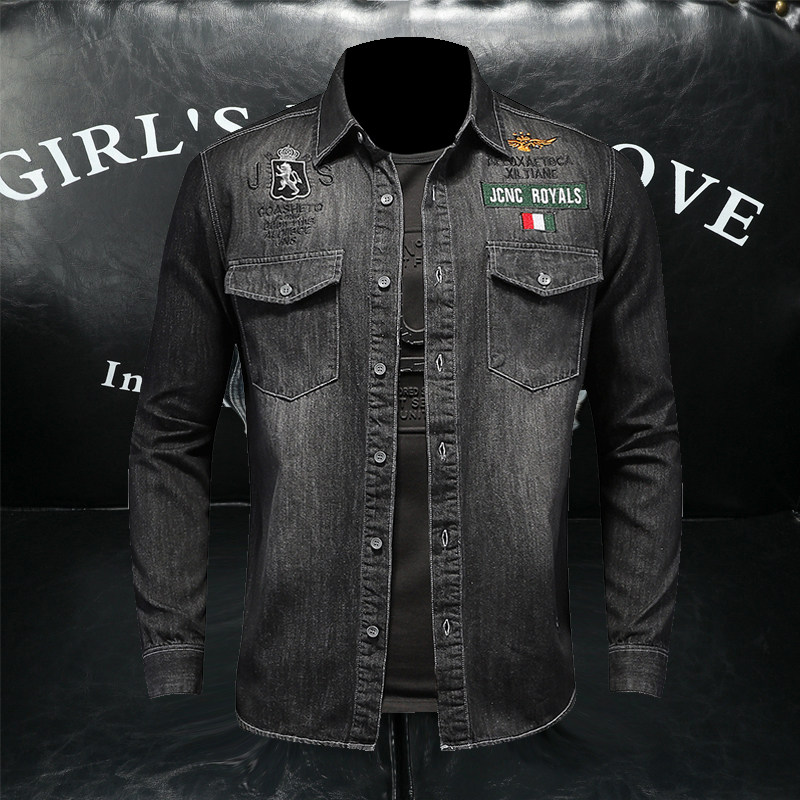 Camicia in denim nera ricamata da uomo con scritte multiriga_voghion.com
