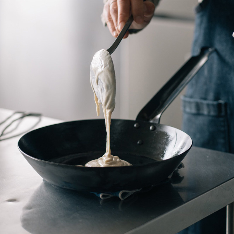 Japanese original Bottling Import Mid-End No Coating Cooked Iron Flat Bottom Pan Frying Egg Pan Frying Pan Frying Pan Burrow Domestic Gas Stove