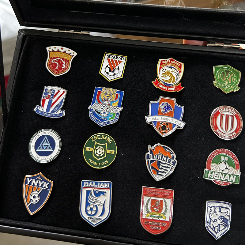 中国スーパーリーグ 2025 シーズン 上海申花海港山東泰山北京国安バッジブローチセット箱入り