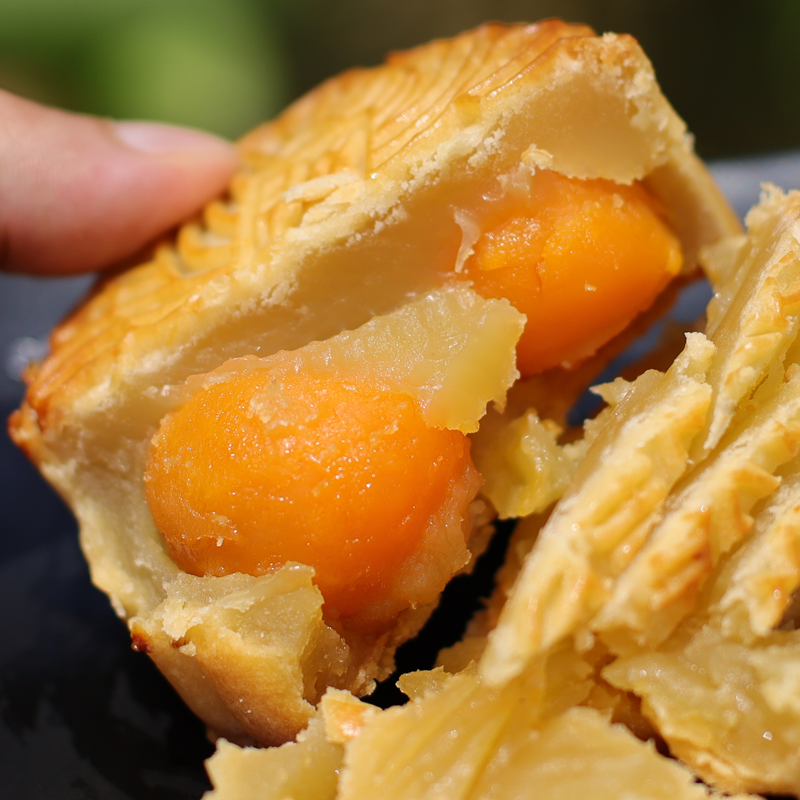 Guangzhou traditional restaurant double yellow pure white lotus seed salted egg yolk filling moon cake bulk Lotus Guangdong Wuren bean paste