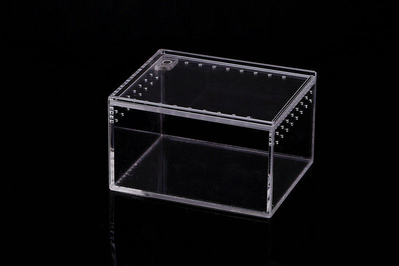 An integrated high light transmission of the acrylic reptile reptile feeding box