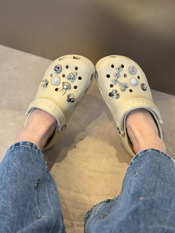 The "Rabbit Who Wants to Fly" Crocs Shoe Charms Are Suitable for Crocs Shoes and Feature Metal Decorations
