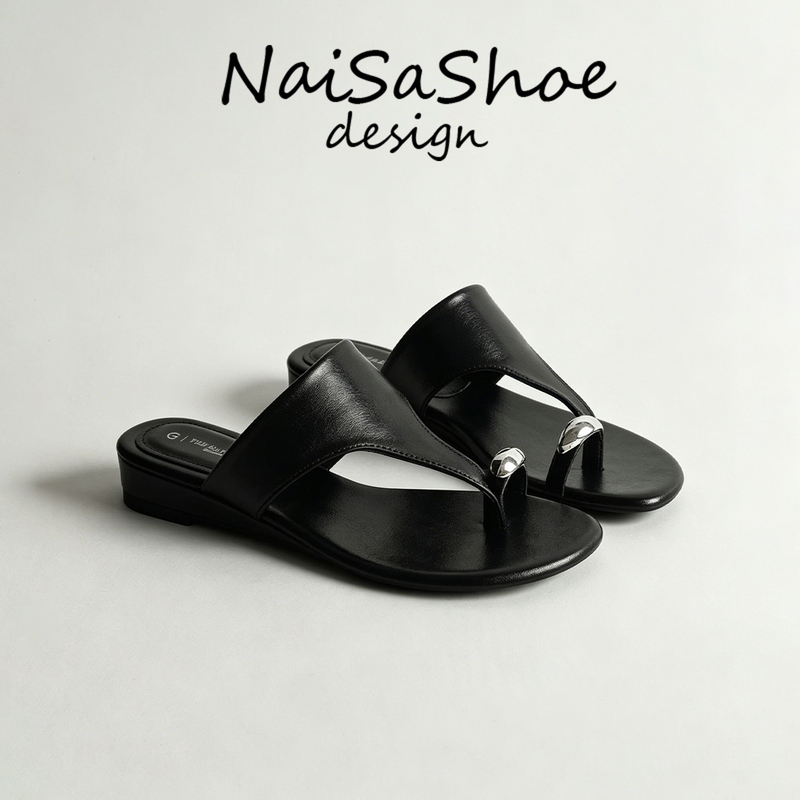 Black Metal Thong-Toe Slippers for Women, Summer Outerwear, Niche, High-End, Elegant, Wedge Heel, Round Toe, Vacation Style Flip-Flops