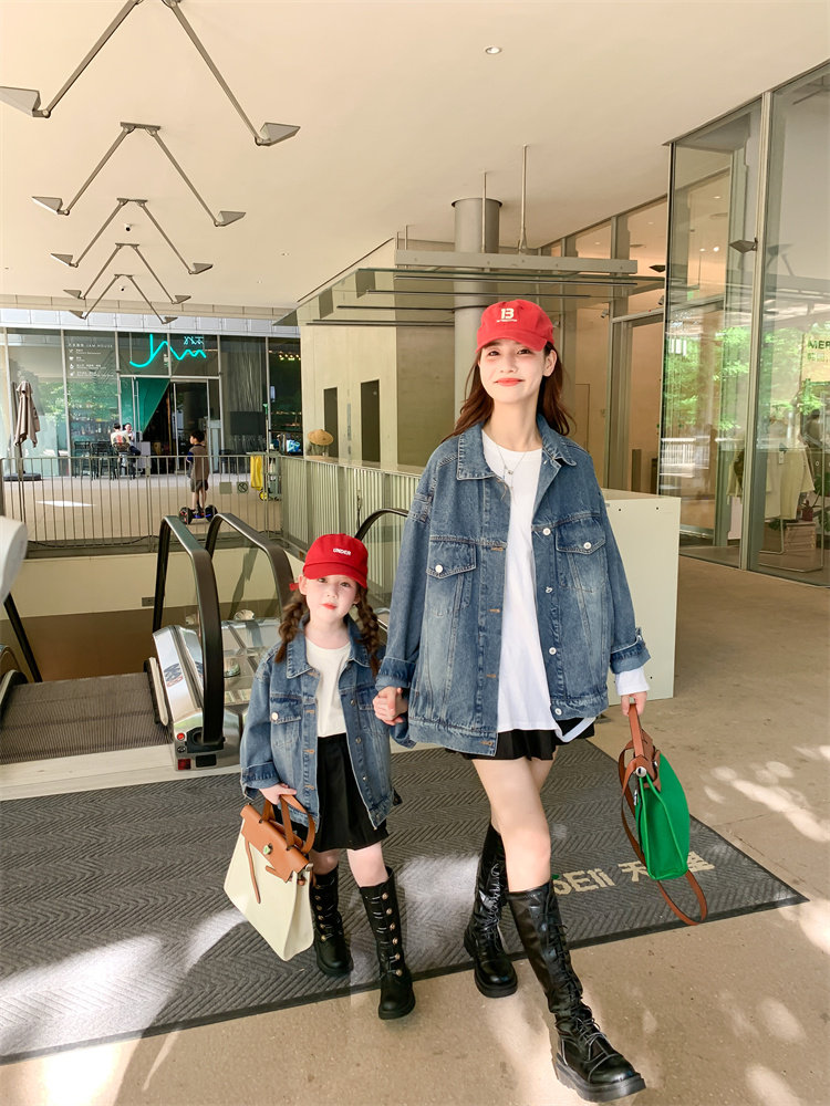 Fried street parent-child clothing 2022 spring and autumn new family of three mother and daughter clothing mother and child foreign style denim jacket family clothing trend