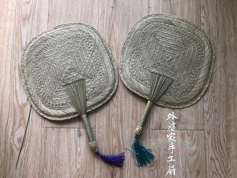 Hand-made mat grass fan hand-cranked cattail fan summer cool ridge root grass weaving baby children's confinement fan Chinese ancient fan