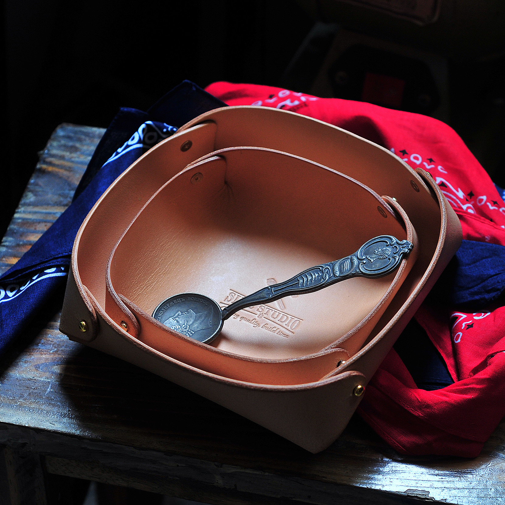 Italian vegetable tanned leather handmade play storage leather tray storage ornaments cosmetic jewelry watch storage box