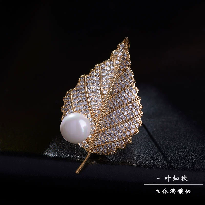 Ngọc trai Maple Leaf Brooch Phụ kiện áo nịt ngực của phụ nữ Hàn Quốc Sang trọng Khí quyển Áo khoác Ghim Nút áo cardigan Tính cách Quà tặng phù hợp - Trâm cài