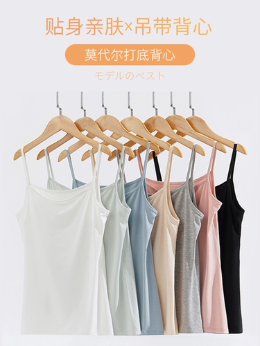 Короткая летняя белая приятная телу майка топ без рукавов