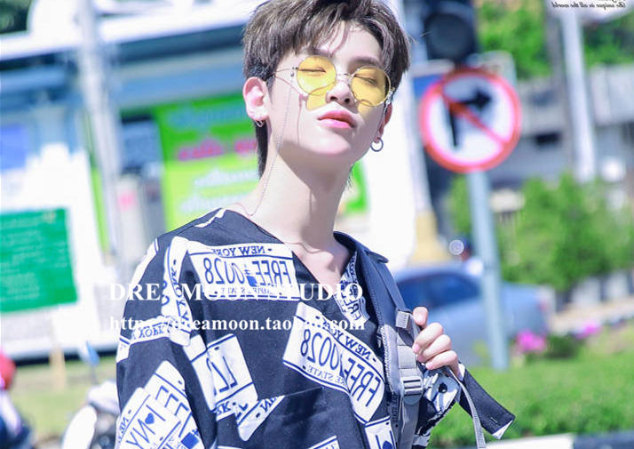 Chuỗi đeo chéo hip hop 蹦 di kính tròn ban đầu gọng kính màu vàng nam lưới đỏ đường phố kính râm nữ kính burberry