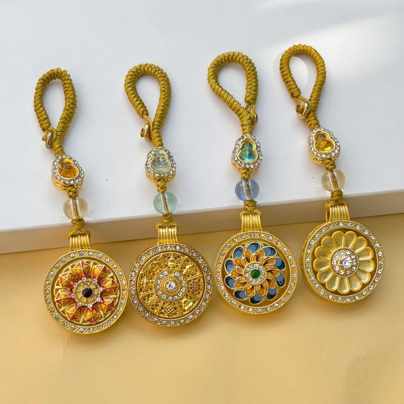 Sand Gold Metal Vintage Car Keychain Pendant with Diamond Sunflower Charm, Versatile Bag Accessory for Men and Women