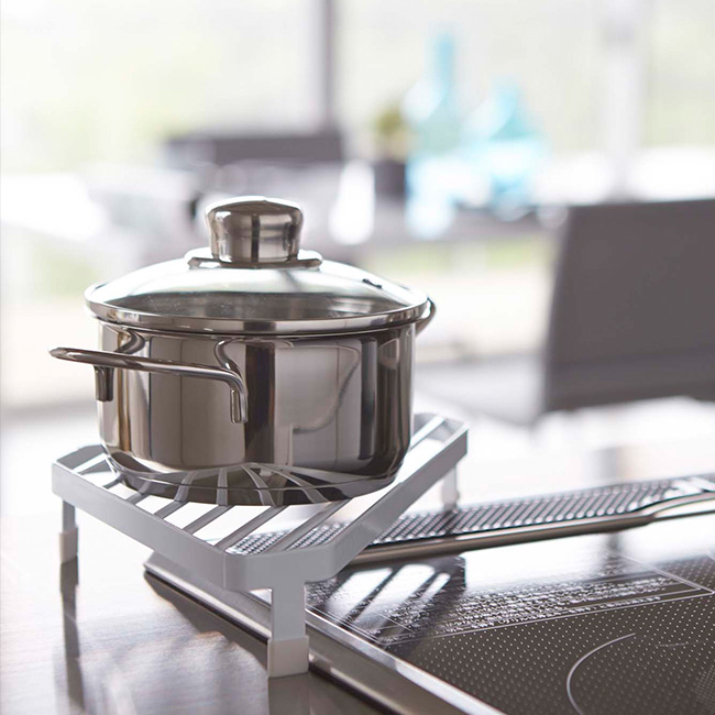 Japanese home kitchen corner tripod frame white simple triangle flavor storage frame anti-hot pot pad