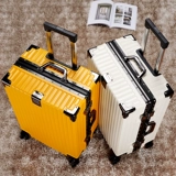 Вместительный и большой универсальный чемодан