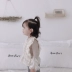 Cô gái trẻ mùa xuân và mùa thu thêu tay áo ren bé bé trăm ngày cotton bướm vest top quần áo cho bé Áo ghi lê
