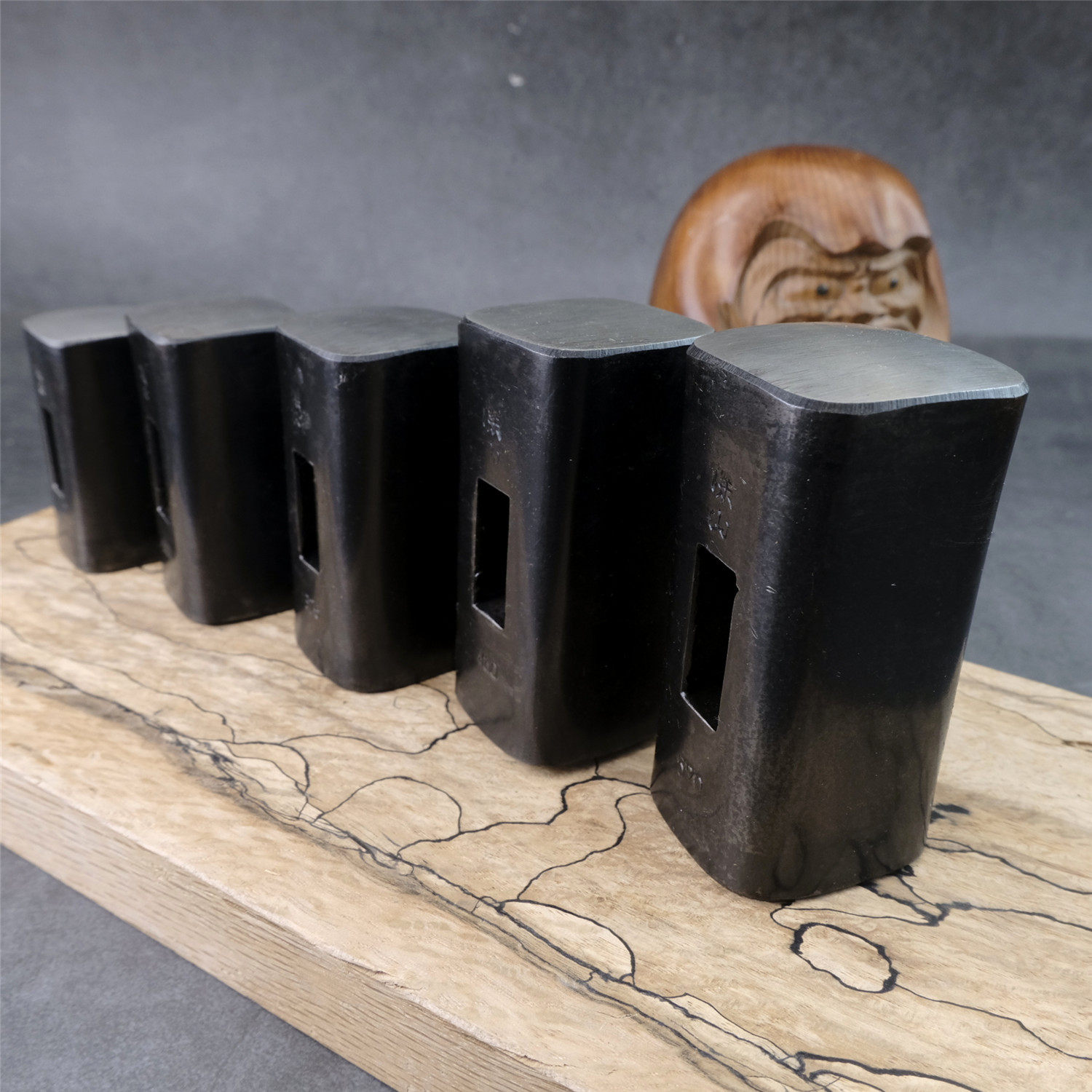 Japanese deep mountain hand beating 4-corner Damon capable of chiseling dovetailed woodworking sculpted wood sculpted leather work hammer hammer