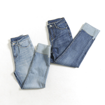 K039 likes this pair of high-waisted jeans