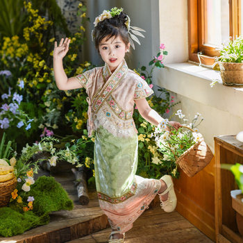 Dai costumes, children's costumes, travel photos