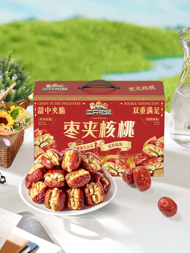 Three Squirrels_Daily Date and Walnut Snack Healthy Breakfast Red Steamed Dates with Nuts Xinjiang Specialty New Year Gift