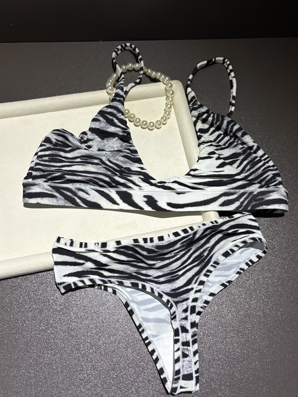 Sanxiaojie •American-Style Sexy Leopard Print Bra and Panty Set V-Neck Lingerie with a Nude Feel Shorts for Women