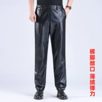 Рот брюк открыт, и тонкая бархатная эластичность