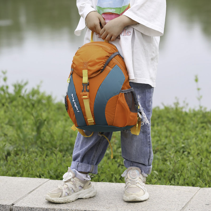 户外旅行中的贴心小卫士：多功能儿童背包