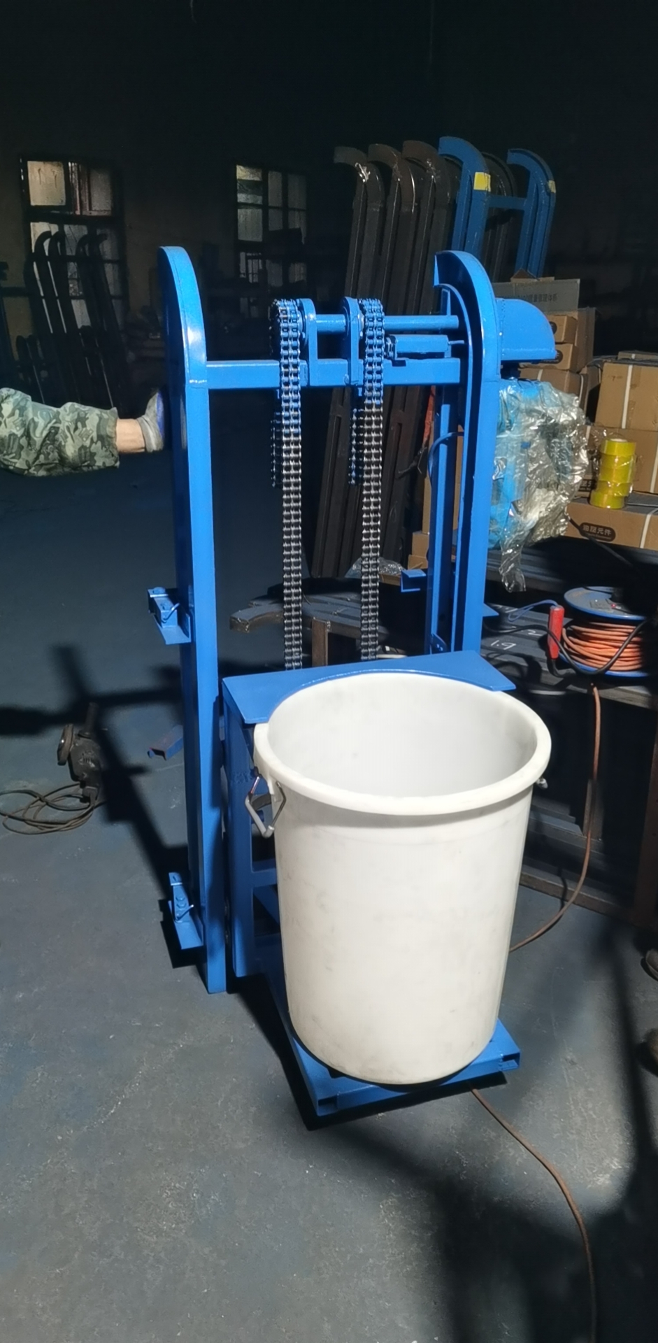 Trash can lift electric lifter upside down stock on stock shelves tipping machine to pour machine food waste