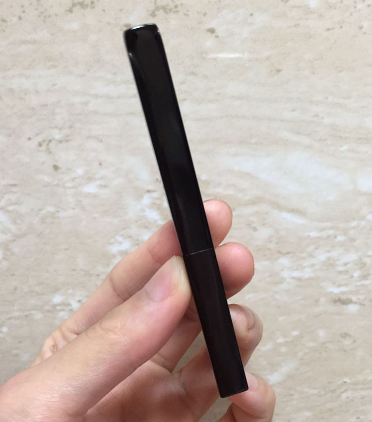 Blue cans of lip balm, lip balm, lip film, good partner, automatic retractable and sealed lip brush, convenient, hygienic and easy to carry