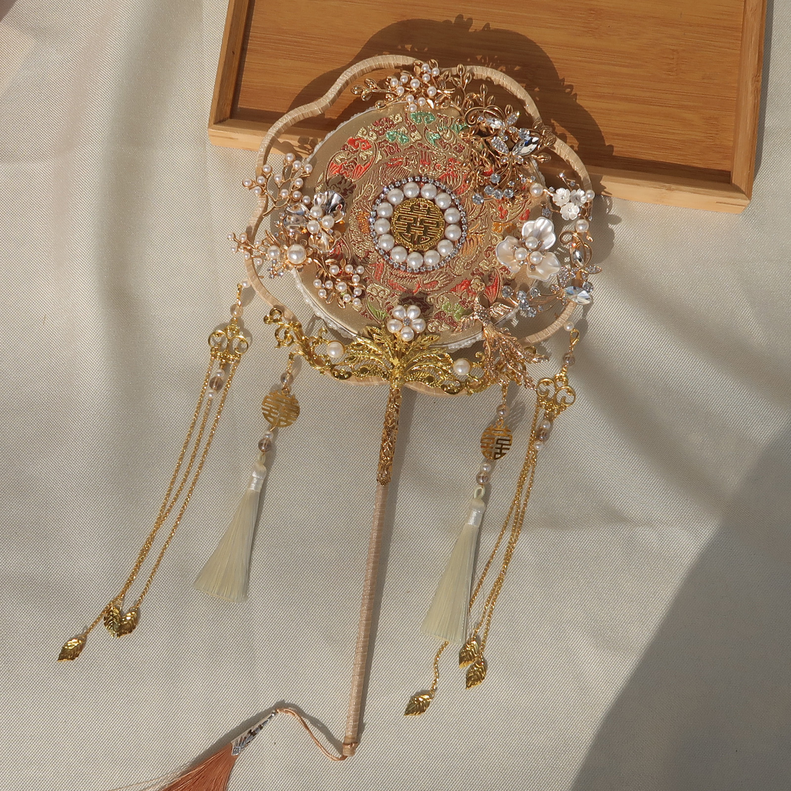 Cell fan bride married embroidery Xiuhe fan fan Han clothing long handle married but fan red Chinese wedding fan