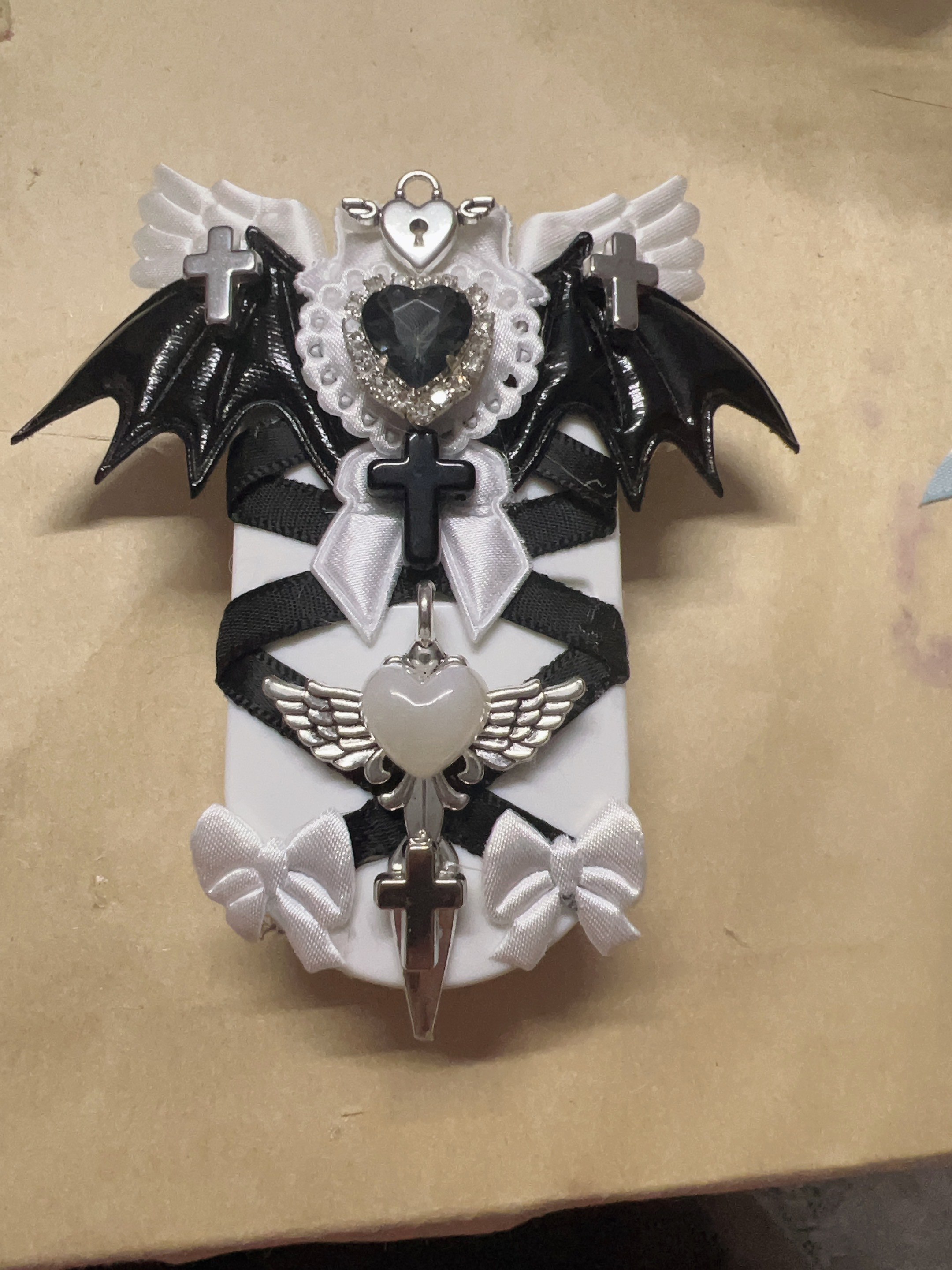 Original Gothic-style handmade cuttable pillbox