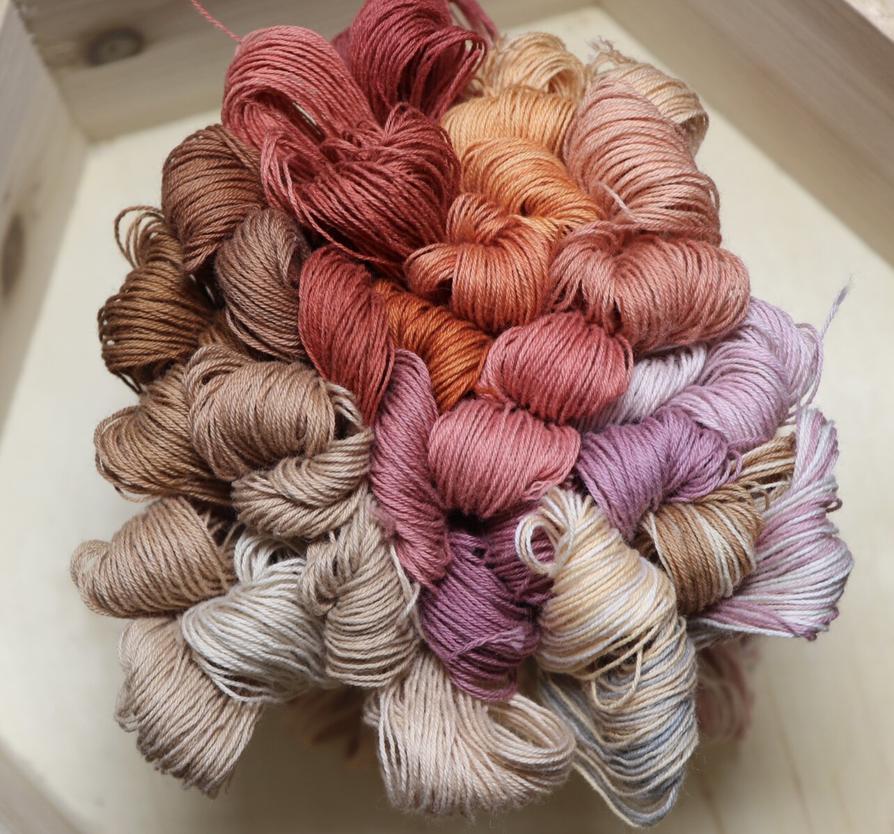 mango hand bow ball plant dyed grass wood dyed cotton thread fries-Taobao