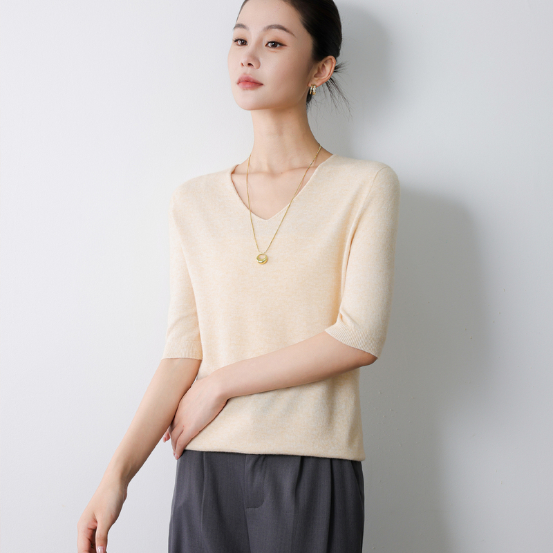 Simple V-Neck Half-Sleeve Knit Sweater for Women in Beige, Versatile for Commuting, Medium-Sleeve Thin Sweater, Soft and Fine Woven Knitwear