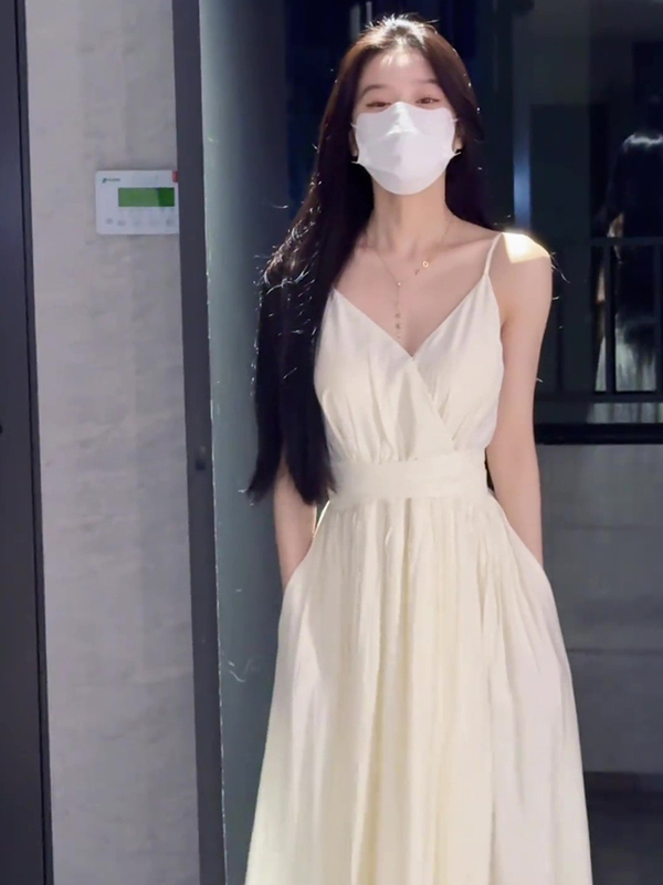 French-Style First Love Apricot-Colored Spaghetti Strap Dress for Women, New Summer Model, Waist-Cinching, Slimming, Sleeveless Long Dress for Beach Vacation